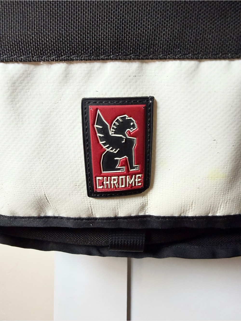 Chrome Industries 24L Messenger Bag Black/White Seatbelt Strap - Picture 2 of 10